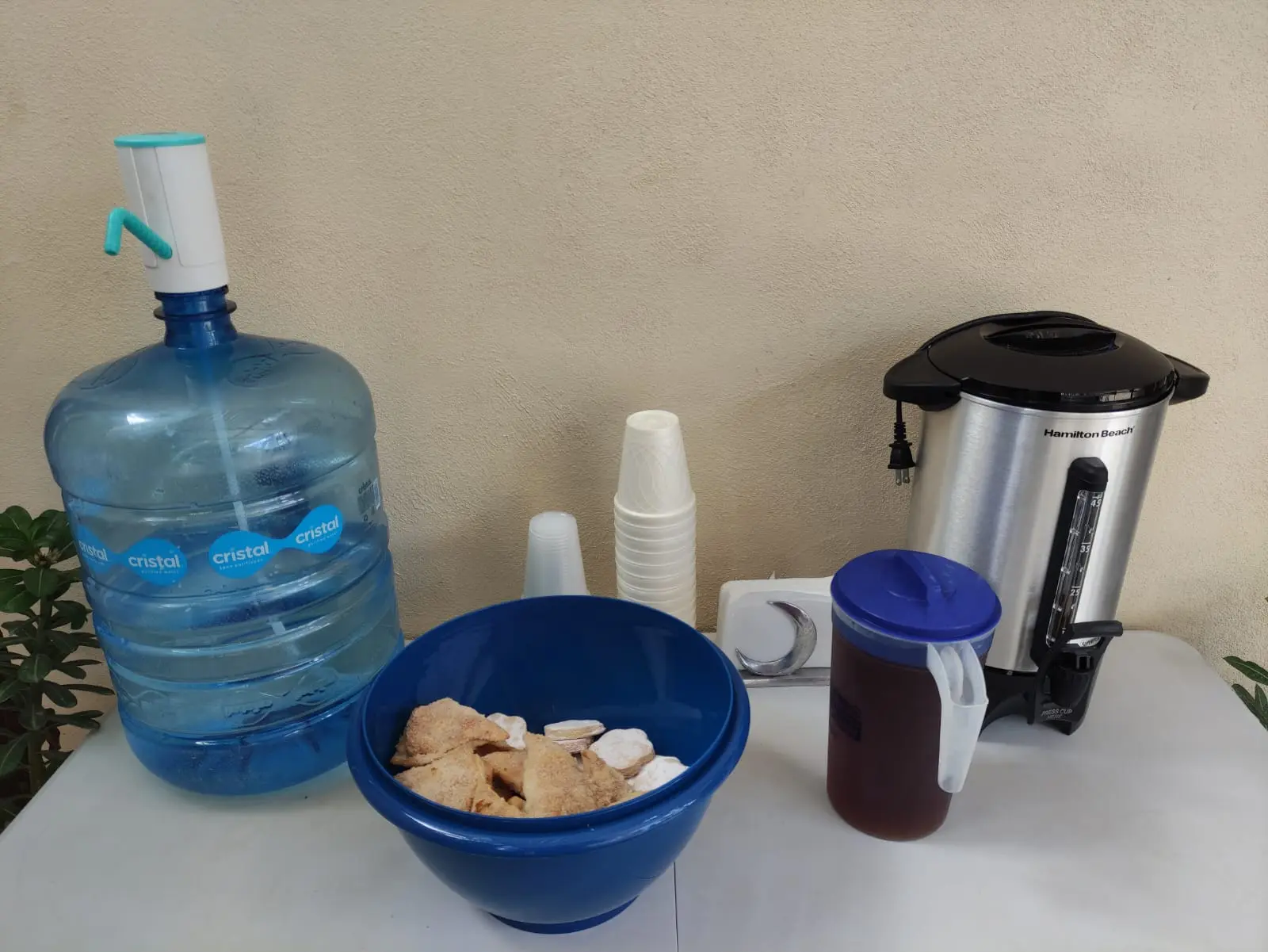Estación de coffee break con café y galletas.
