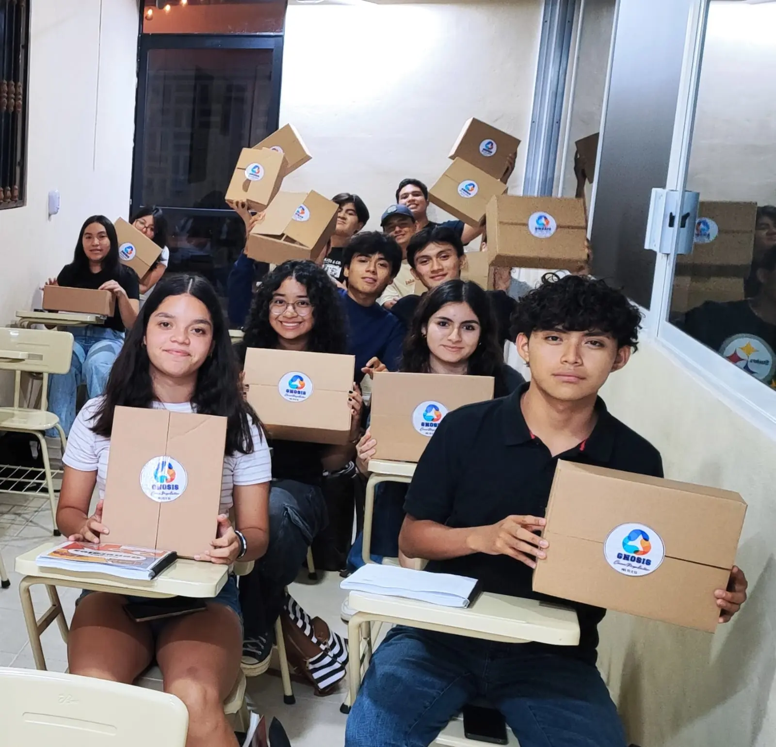 Alumnos recibiendo su kit de bienvenida Gnosis.