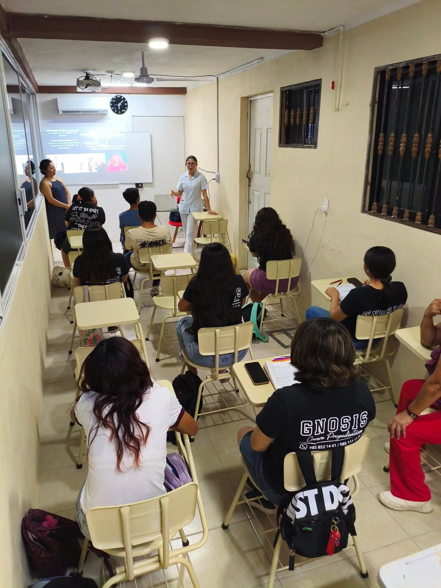 Ex-alumna dando una plática motivacional.